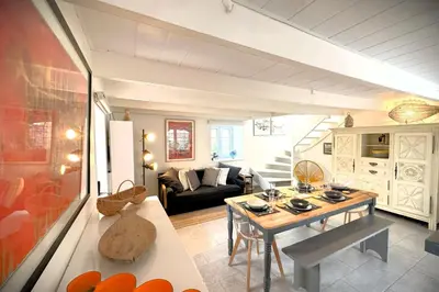 Cuisine ou kitchenette dans l'établissement Ty Jeanne-Maison bretonne avec jardin proche mer