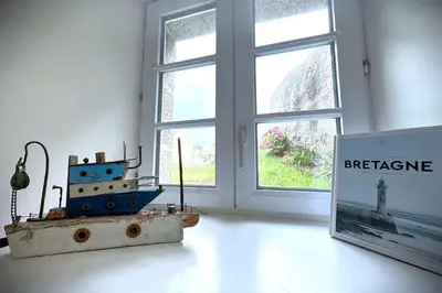 Télévision ou salle de divertissement dans l'établissement Ty Jeanne-Maison bretonne avec jardin proche mer