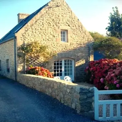 Ty Jeanne-Maison bretonne avec jardin proche mer