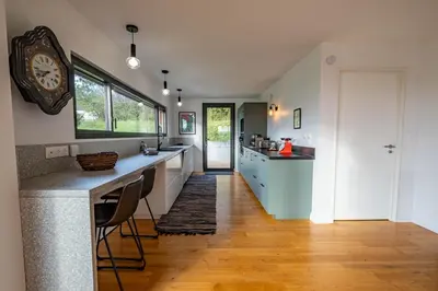 Cuisine ou kitchenette dans l'établissement Gite Ti Liors à 500m de la plage