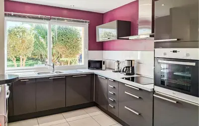Cuisine ou kitchenette dans l'établissement 3 Bedroom Lovely Home In Saint-Pabu