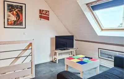 Télévision ou salle de divertissement dans l'établissement 2 Bedroom Gorgeous Home In Saint-Pabu