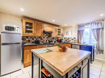 Cuisine ou kitchenette dans l'établissement Holiday Home Maison de Langonnet by Interhome