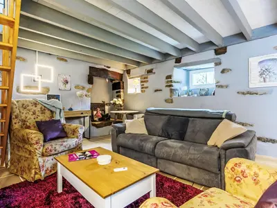 Coin salon dans l'établissement Holiday Home Maison de Langonnet by Interhome