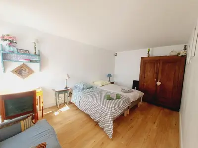 Un ou plusieurs lits dans un hébergement de l'établissement Maison historique - cour - centre-ville -plage 10 mn