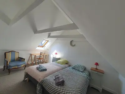 Un ou plusieurs lits dans un hébergement de l'établissement Maison historique - cour - centre-ville -plage 10 mn