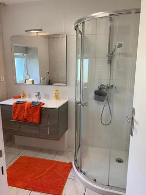 Salle de bains dans l'établissement Le Corail, T2 proche plage de Morgat
