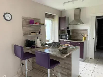 Cuisine ou kitchenette dans l'établissement Le Pourpre, T2 proche plage de Morgat