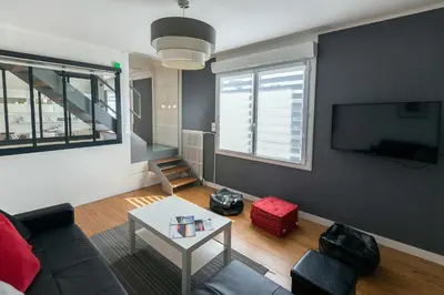 Télévision ou salle de divertissement dans l'établissement gite Brest Au Bout Du Ponton
