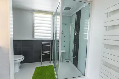 Salle de bains dans l'établissement gite Brest Au Bout Du Ponton