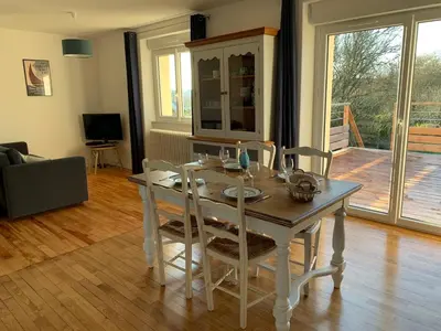 Télévision ou salle de divertissement dans l'établissement Maison à Morgat - 2 à 3 chambres - Terrasse - Jardin - Plage