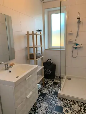 Salle de bains dans l'établissement Maison à Morgat - 2 à 3 chambres - Terrasse - Jardin - Plage