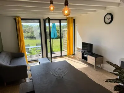 Télévision ou salle de divertissement dans l'établissement Charmant appartement T3 avec terrasse en rez de jardin sur le Golf e L'Odet