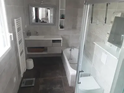 Salle de bains dans l'établissement Maison Pays des Abers Réservation exclusive à la quinzaine du 9 au 23 août 2025