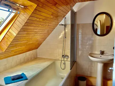 Salle de bains dans l'établissement Benniel bihan maison de vacances à 5 minutes des plages de la baie de Douarnenez