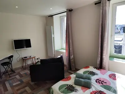 Télévision ou salle de divertissement dans l'établissement L'ibis City By Nid 'ouest