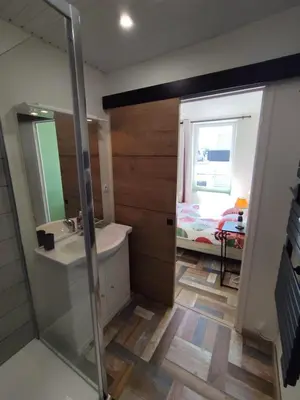 Salle de bains dans l'établissement L'ibis City By Nid 'ouest