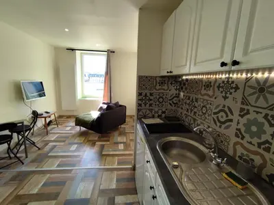 Télévision ou salle de divertissement dans l'établissement L'ibis City By Nid 'ouest