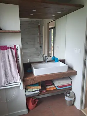 Salle de bains dans l'établissement Grande maison sur propriété près de la plage de Morgat