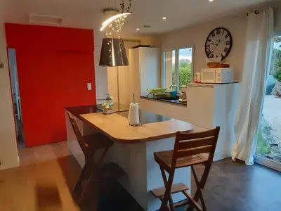 Cuisine ou kitchenette dans l'établissement Grande maison sur propriété près de la plage de Morgat