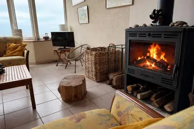 Télévision ou salle de divertissement dans l'établissement Ker Wind - panoramic sea view house Primel 8-10p