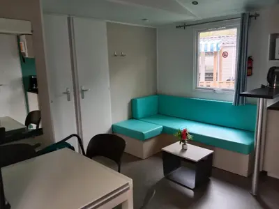 Coin salon dans l'établissement Mobile home SUPER CORDELIA CONFORT & FAMILIAL