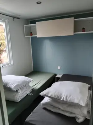 Un ou plusieurs lits dans un hébergement de l'établissement Mobile home SUPER CORDELIA CONFORT & FAMILIAL