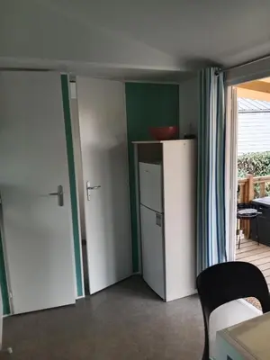 Cuisine ou kitchenette dans l'établissement Mobile home SUPER CORDELIA CONFORT & FAMILIAL