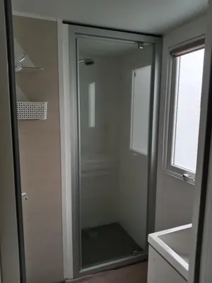 Salle de bains dans l'établissement Mobile home SUPER CORDELIA CONFORT & FAMILIAL