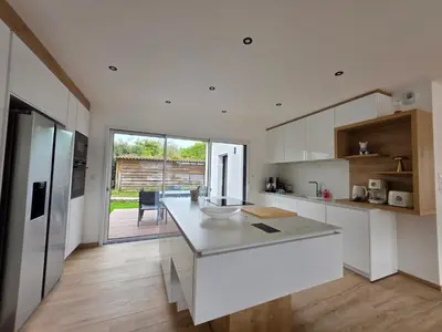 Cuisine ou kitchenette dans l'établissement Villa Babalélé, Fouesnant