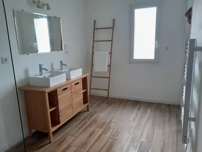 Salle de bains dans l'établissement Maison familiale spacieuse à Plouguerneau avec jardin