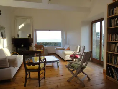Coin salon dans l'établissement Gîte des Hortensias - Old farmhouse - Sea view