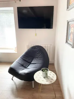 Télévision ou salle de divertissement dans l'établissement Beau studio confortable pour 2 personnes Studio Roz