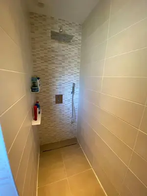 Salle de bains dans l'établissement Belle maison spacieuse et jardin paysager, Gouesnac'h