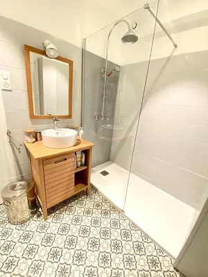 Salle de bains dans l'établissement Loctudy, les pieds dans l'eau