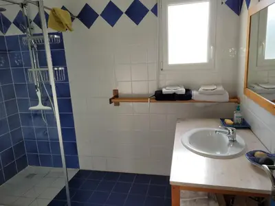 Salle de bains dans l'établissement La Mouette