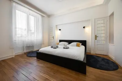 Un ou plusieurs lits dans un hébergement de l'établissement Vue sur la place Wilson - Appt spacieux et lumineux