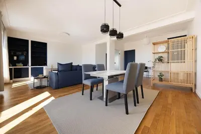 Coin salon dans l'établissement Vue sur la place Wilson - Appt spacieux et lumineux