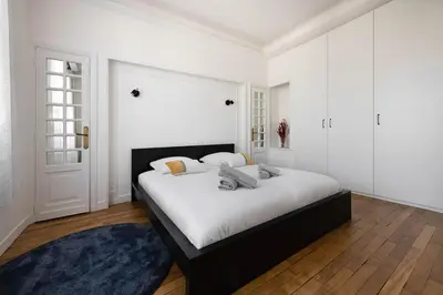Un ou plusieurs lits dans un hébergement de l'établissement Vue sur la place Wilson - Appt spacieux et lumineux