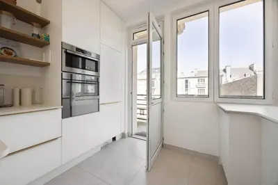 Cuisine ou kitchenette dans l'établissement Vue sur la place Wilson - Appt spacieux et lumineux