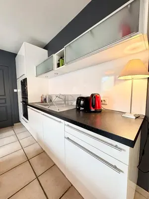 Cuisine ou kitchenette dans l'établissement Charmante maison bord de mer - 100m des plages