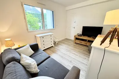 Télévision ou salle de divertissement dans l'établissement Charmante maison bord de mer - 100m des plages