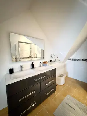 Salle de bains dans l'établissement Charmante maison bord de mer - 100m des plages