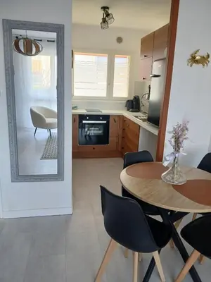 Cuisine ou kitchenette dans l'établissement La Cabine du Man, meublé de tourisme classé 2 étoiles