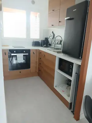 Cuisine ou kitchenette dans l'établissement La Cabine du Man, meublé de tourisme classé 2 étoiles