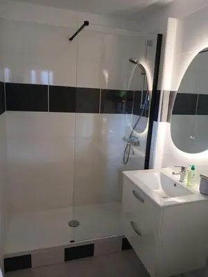 Salle de bains dans l'établissement La Cabine du Man, meublé de tourisme classé 2 étoiles
