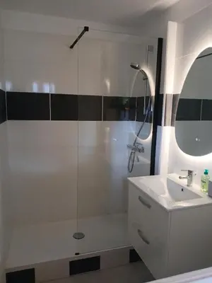 Salle de bains dans l'établissement La Cabine du Man, meublé de tourisme classé 2 étoiles
