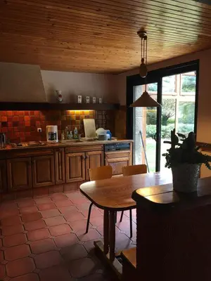 Cuisine ou kitchenette dans l'établissement Morlaix - Maison au milieu des bois