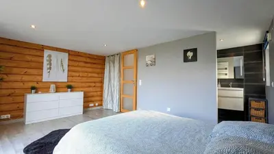 Un ou plusieurs lits dans un hébergement de l'établissement Chalet bois
