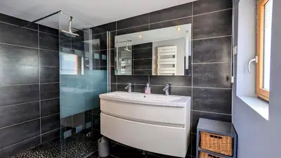 Salle de bains dans l'établissement Chalet bois